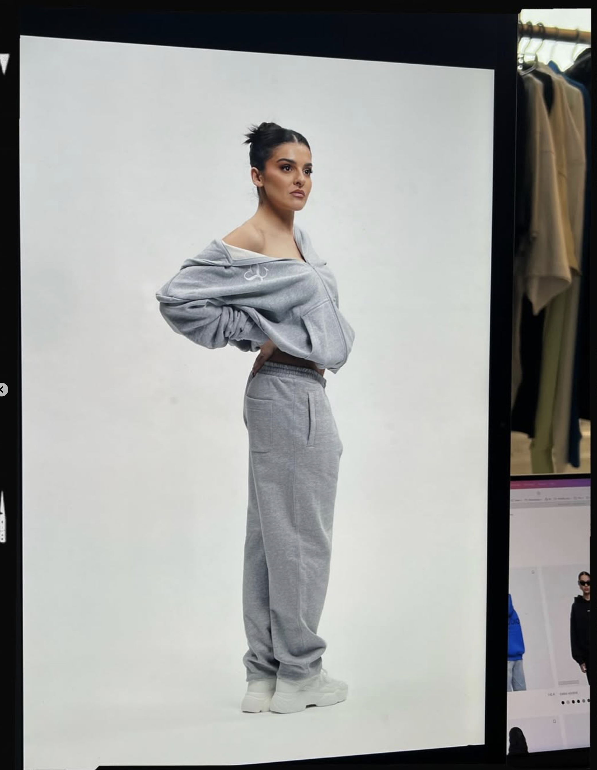 Ganzkörperaufnahme in grauem Outfit